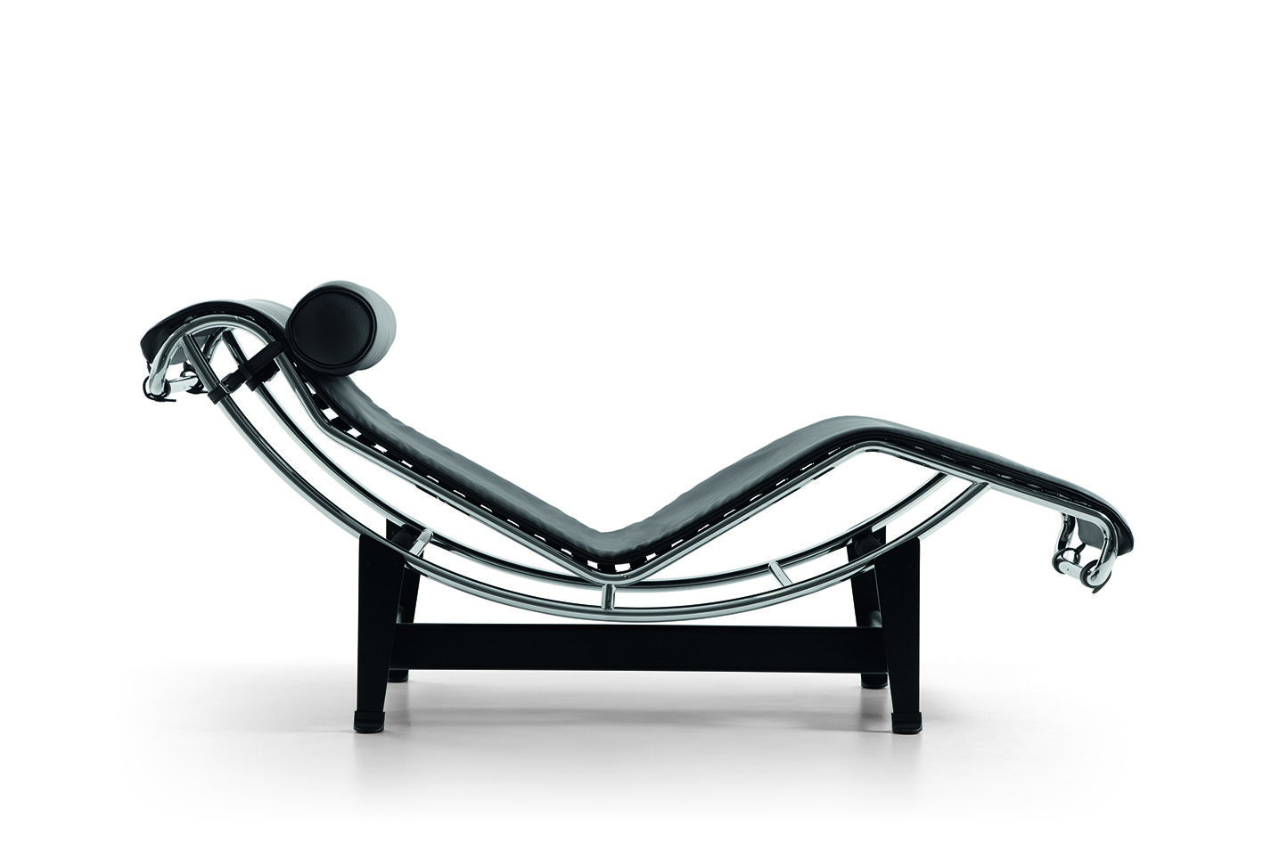 CASSINA_LC4_Le-Corbusier-Pierre-Jeanneret-Charlotte-Perriand_organic-leather